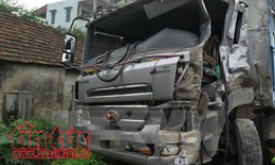 Xe tải mất lái đâm vào nhà dân khiến 2 người thương vong