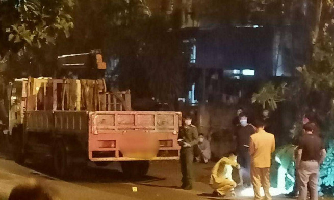 Nhậu say sau tiệc sinh nhật, 2 công nhân gặp nạn khi tông đuôi ô tô