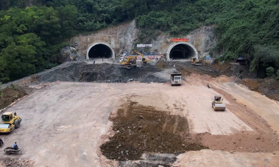 Hầm đường bộ 6 làn xe xuyên núi chuẩn bị hoàn thành