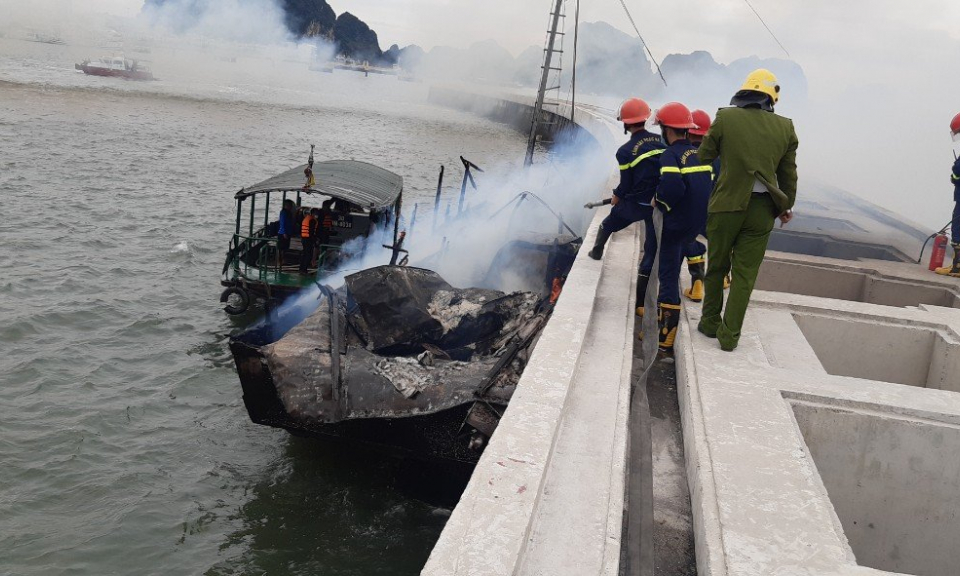 Cháy 2 tàu tại khu vực Bãi Cháy, TP Hạ Long