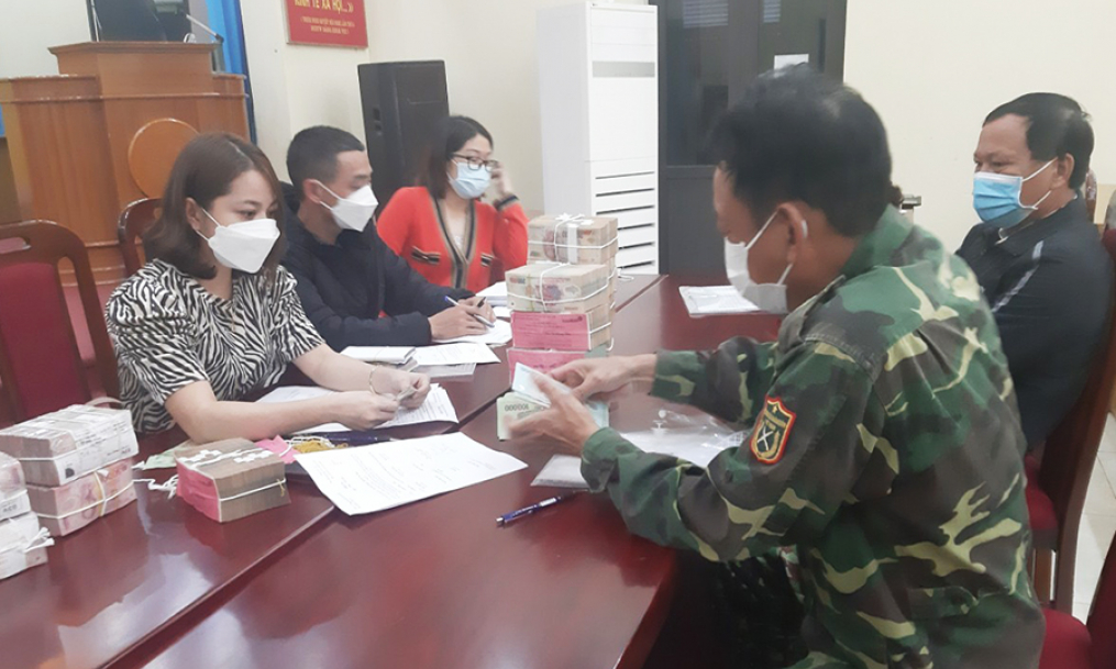 TP Uông Bí: 5 hộ dân đầu tiên nhận đền bù GPMB tuyến đường ven sông