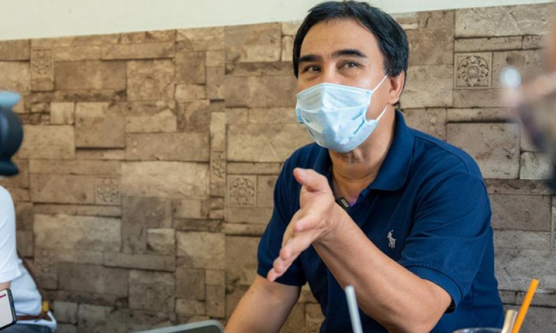 MC Quyền Linh bật khóc: 7 tháng tôi chưa được ôm vợ con vào lòng!