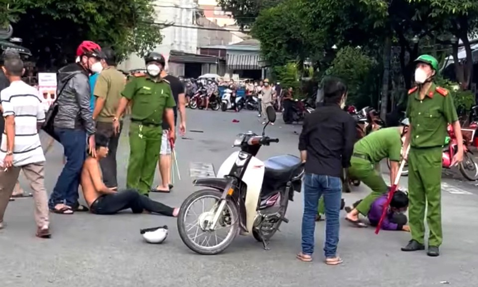 Hỗn chiến trước mặt cảnh sát