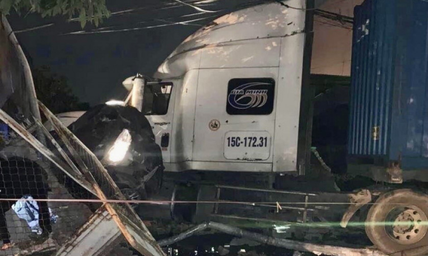 Xe container tông bẹp rúm ô tô con đỗ ven đường, 2 người tử vong thương tâm