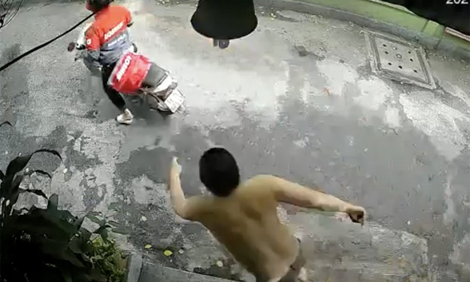 Ngồi trước nhà trong hẻm cũng bị cướp điện thoại