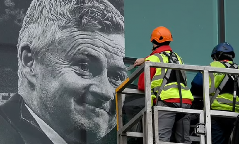Man United xóa bỏ hình ảnh Ole khỏi Old Trafford