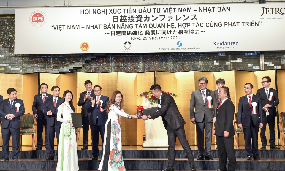 PM witnesses signing of multi-billion dollar deals between Viet Nam, Japan