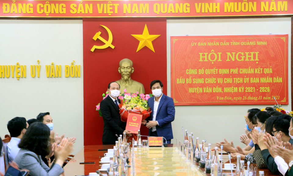 Trao quyết định phê chuẩn chức danh Chủ tịch UBND huyện Vân Đồn