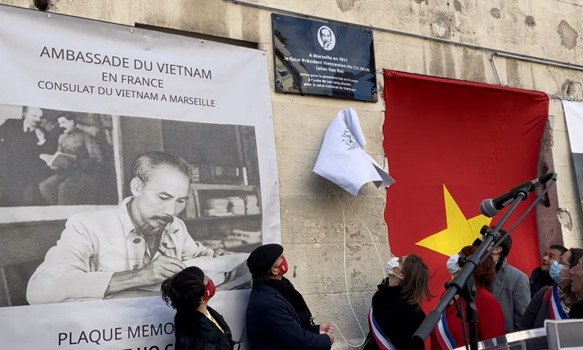 Gắn biển tưởng niệm Chủ tịch Hồ Chí Minh tại thành phố Marseille
