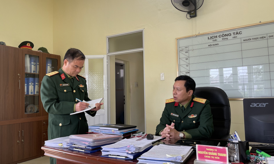 Chính trị viên gương mẫu