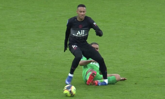 Neymar chấn thương gập cổ chân 90 độ