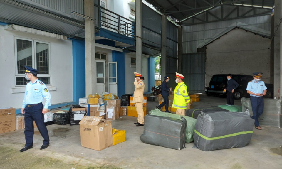 CSGT bắt giữ xe khách giường nằm chở lượng lớn hàng hóa nhập lậu