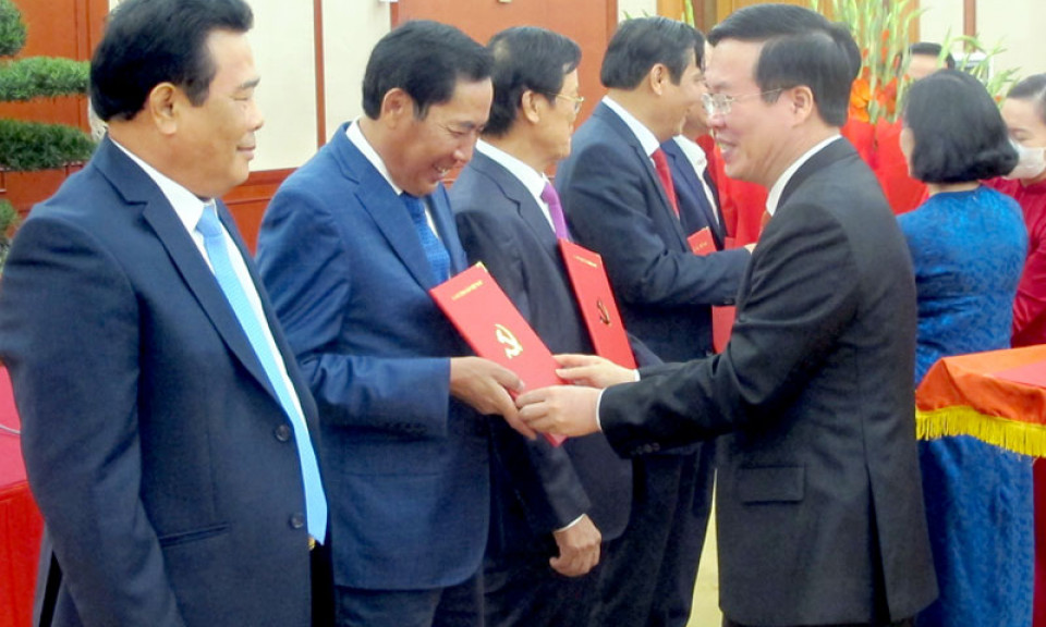 Trao quyết định nghỉ hưu cho các Ủy viên Trung ương Đảng không tái cử khóa XIII