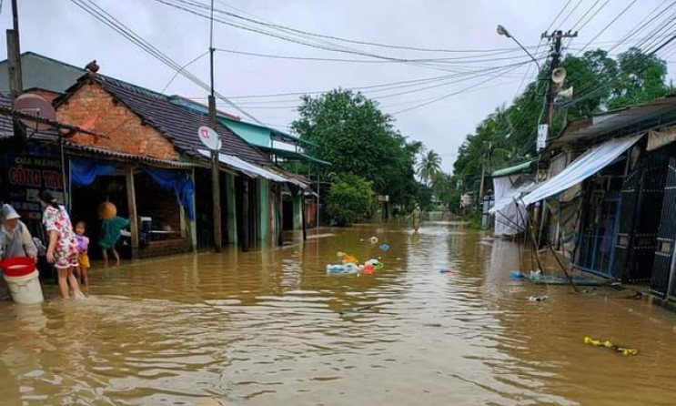 Mưa lớn kéo dài, nhiều nơi ở Bình Định ngập sâu trong nước lũ, 1 người tử vong