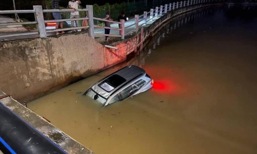 Ô tô 7 chỗ lao như tên bắn xuống kênh nước ở nội ô Biên Hoà