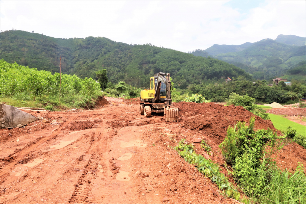 Nhiệm kỳ 2015 - 2020, nhiều tuyến đường giao thông nông thôn trên địa bàn xã được triển khai thực hiện.jpg	