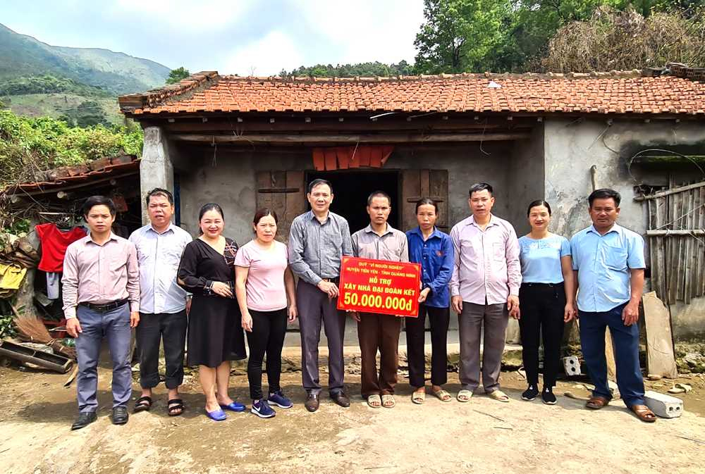 Ủy ban MTTQ huyện Tiên Yên trao tiền ủng hộ xây nhà từ Quỹ