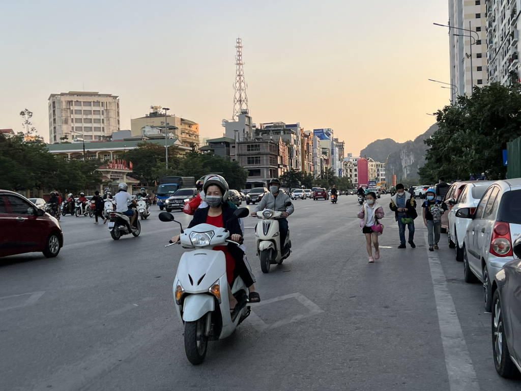 Vào giờ cao điểm đoạn đường từ Chung cư Trần Hưng Đạo Plaza đến lối rẽ vào chợ Hạ Long 2 (phường Trần Hưng Đạo) nhiều xe nối đuôi nhau đi ngược chiều.