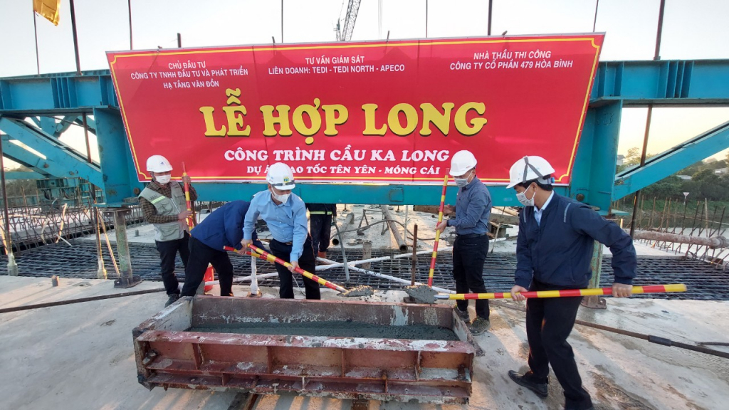 Đồng chí Hồ Quang Huy, Chủ tịch UBND TP Móng Cái cùng đại diện Chủ đầu tư, nhà thầu thi công, tư vấn giám sát thực hiện nghi thức hợp long cầu Ka Long 2.