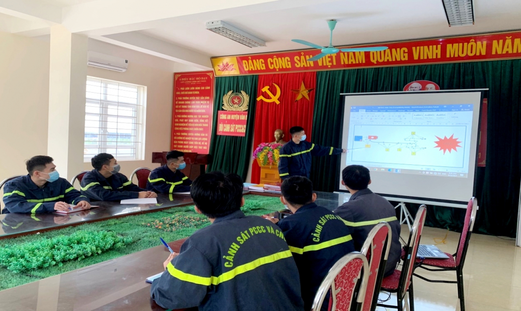 Đội Cảnh sát PCCC&CNCH Công an huyện Vân Đồn tuyên truyền cho CBCS về công tác phòng, chống dịch Covid-19.