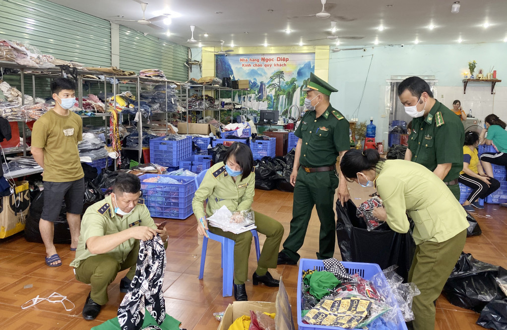 Lực lượng chức năng kiểm tra, lập biên bản kho hàng lậu tại phường Cẩm Thành, TP Cẩm Phả. Lực lượng chức năng kiểm tra, phát hiện kho hàng lậu tại phường Cẩm Thành (TP Cẩm Phả), tháng 5/2021.