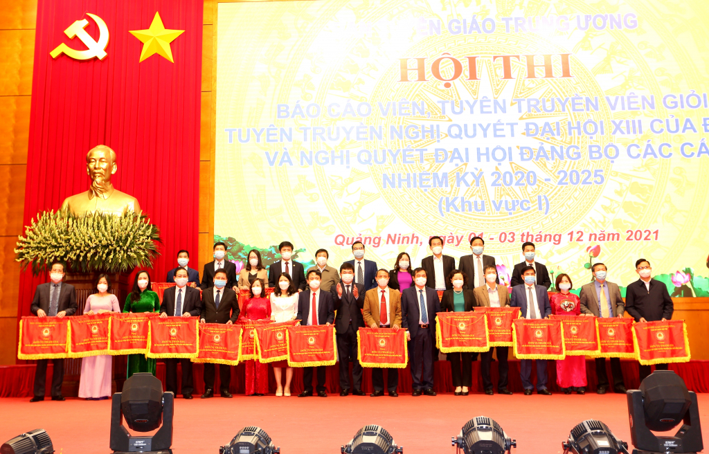 Ban Tổ chức trao cờ lưu niệm cho đại diện 24 Đảng bộ tỉnh, thành phố và các Đảng ủy khối các cơ quan Trung ương.