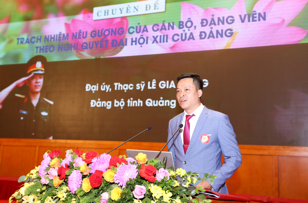 Đại úy, Thạc sĩ Lê Gia Đồng, thí sinh đến từ Đảng bộ tỉnh Quảng Ninh trình bày phần thi của mình.