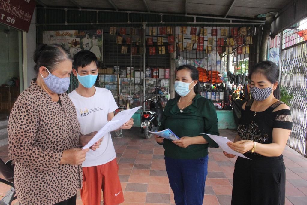 án bộ khu Biểu Nghi (Đông Mai) tuyên truyền, phổ biến về Luật đất đai hiện hành cho các hộ dân