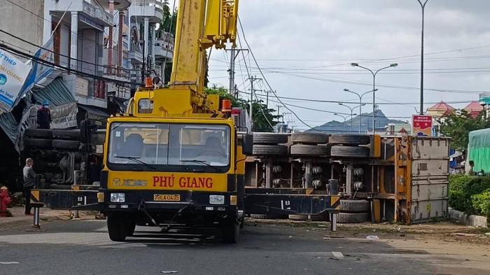 Xe container lao sang bên kia đường tông vào container khác 1