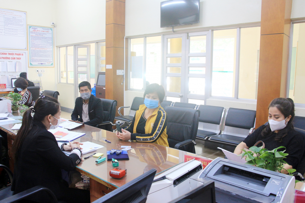 Giải quyết TTHC cho công dân tại Bộ phận Tiếp nhận và Trả kết quả hiện đại tại phường Cẩm Thủy.