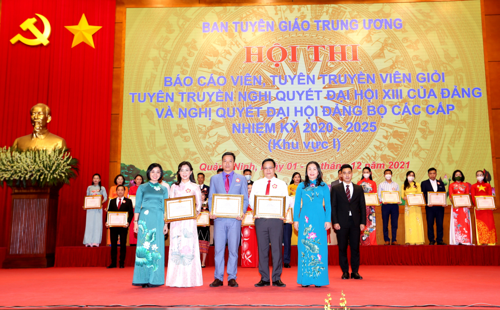Thí sinh Lê Gia Đồng (Đảng bộ tỉnh Quảng Ninh, giữa ảnh) cùng 2 thí sinh đến từ các đảng bộ tỉnh: Tuyên Quang, Thái Nguyên đạt giải Nhì.