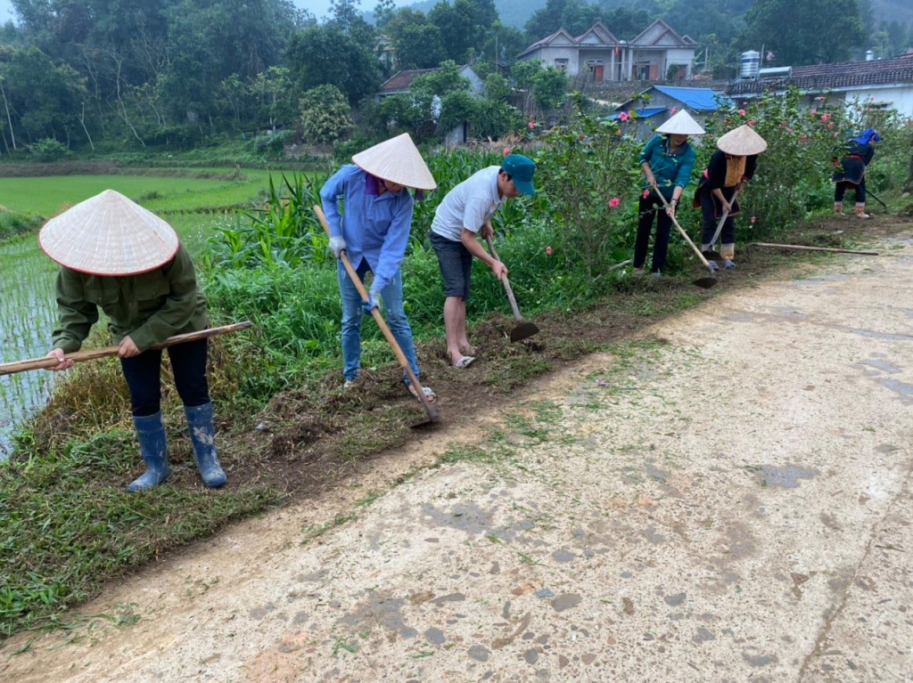 Phụ nữ thôn Nà Bắp, xã Đồn Đạc (huyện Ba Chẽ) tham gia tích cực phong trào xây dựng tuyến đường hoa tạo cảnh quan xanh - sạch - đẹp.