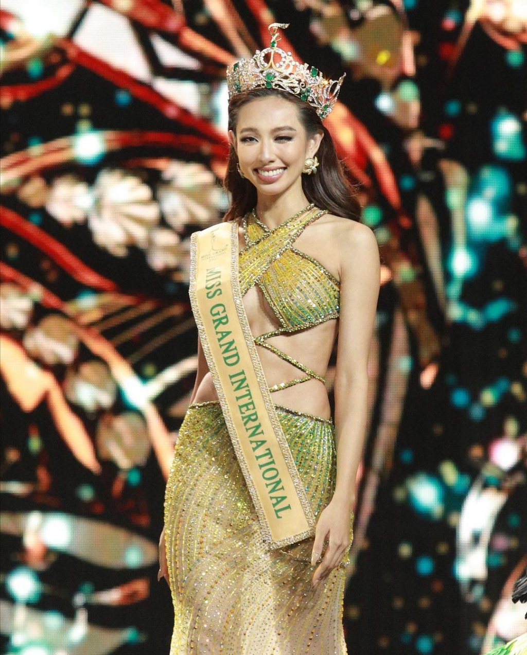 Nguyễn Thúc Thùy Tiên đăng quang Miss Grand International 2021.