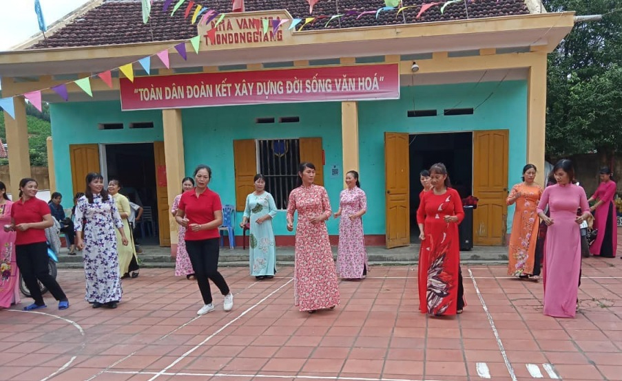 Hội viên phụ nữ trên địa bàn xã Sơn Dương (TP Hạ Long) tích cực tham gia các hoạt động văn hóa, văn nghệ.