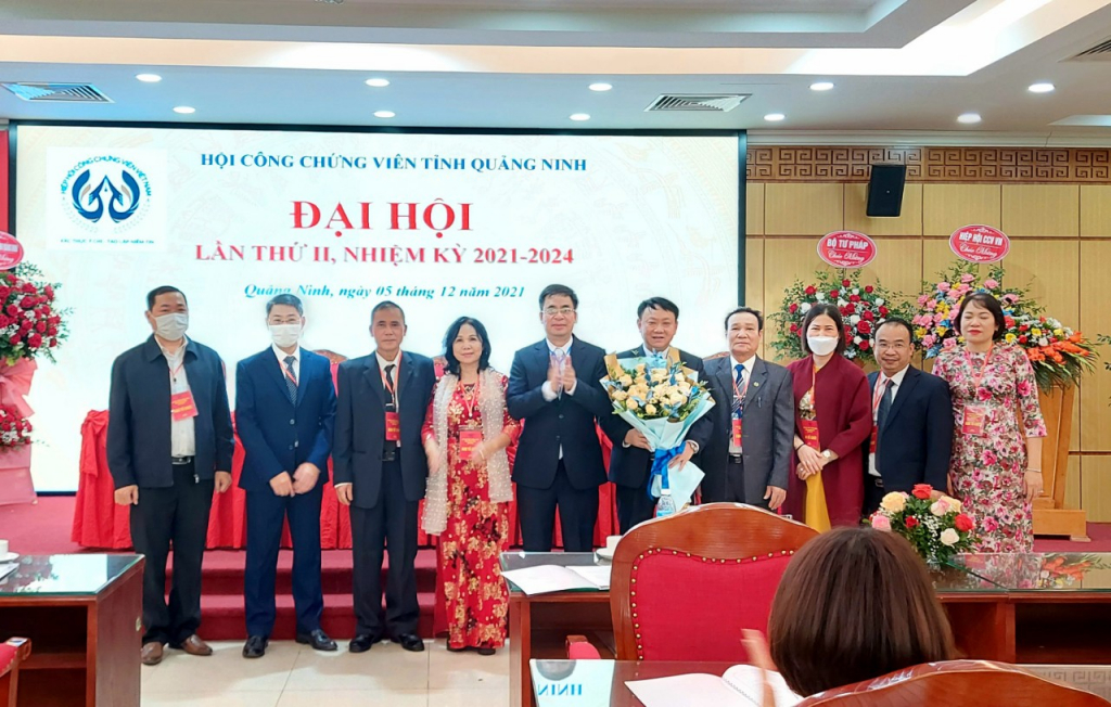 Đồng chí Lê Thành Cung, Giám đốc Sở Tư pháp tặng hoa chúc mừng Ban chấp hành và Hội đồng khen thưởng-kỷ luật Hội công chứng viên tỉnh nhiệm kỳ 2021-2024.