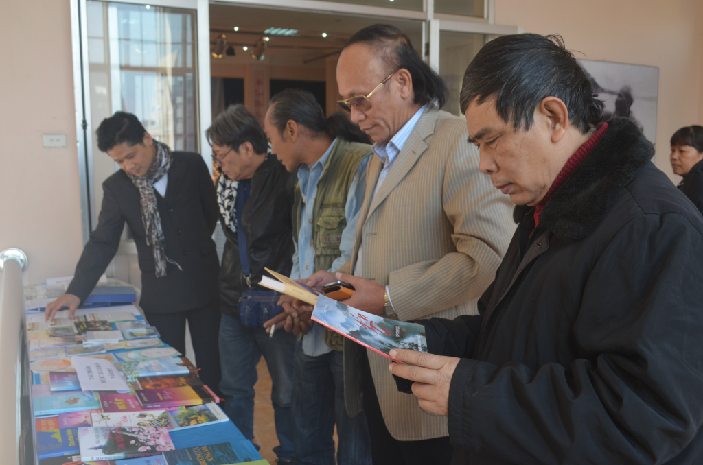 Hàng năm, Quảng Ninh có nhiều đầu sách văn học được xuất bản phục vụ công chúng.