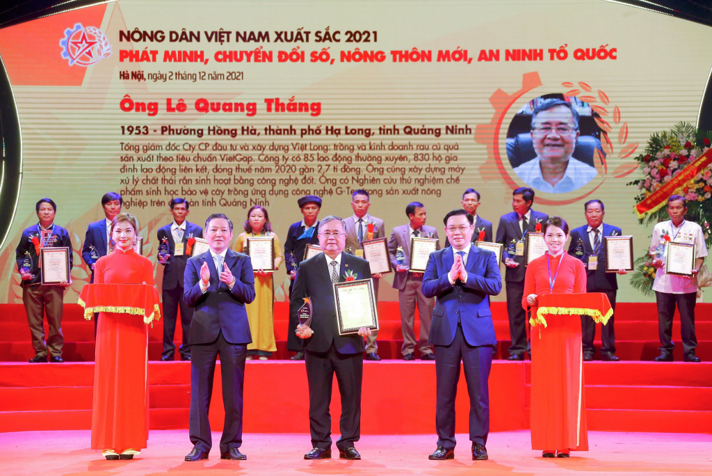 Ông Lê Quang Thắng, Chủ tịch HĐQT, Tổng Giám đốc Công ty CP Đầu tư và Xây dựng Việt Long nhận danh hiệu 