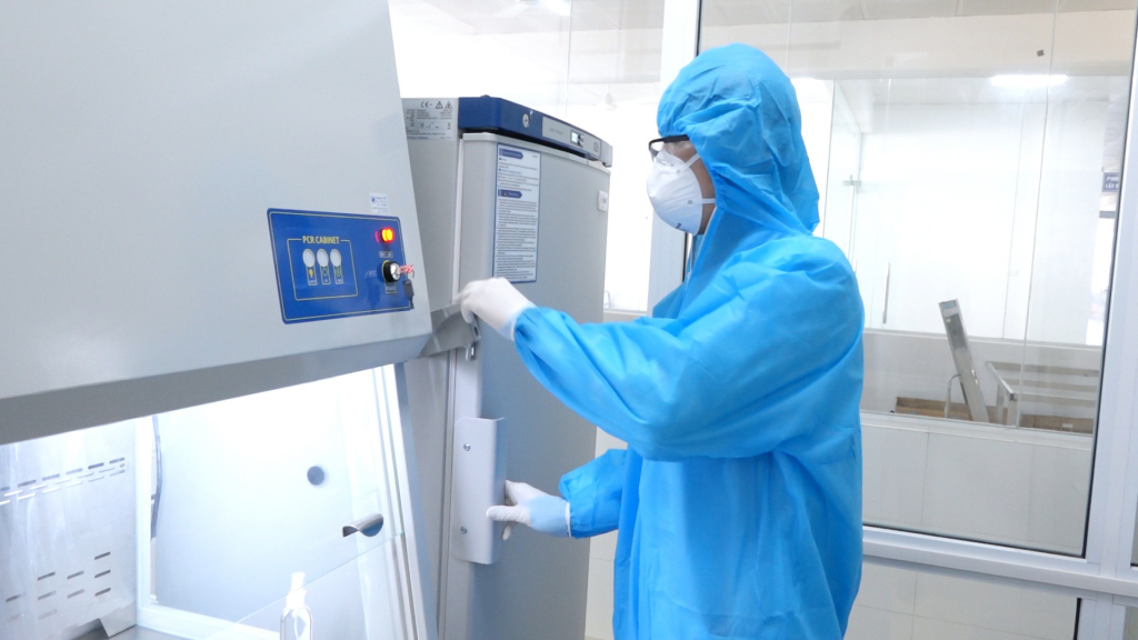 Hệ thống máy xét nghiệm Realtime - PCR có công suất xét nghiệm trên 200 mẫu/ngày, do Singapore sản xuất.