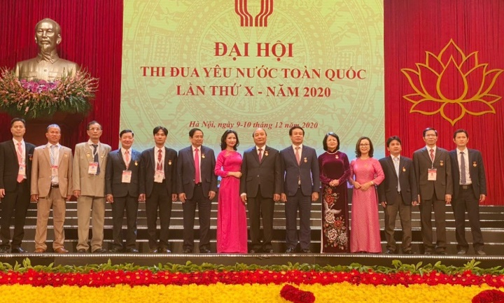 Anh Nguyễn Hữu Nam (thứ 3, phải sang) cùng các đại biểu dự Đại hội Thi đua yêu nước toàn quốc lần thứ X, năm 2020 chụp ảnh cùng các đồng chí lãnh đạo Đảng, Nhà nước.