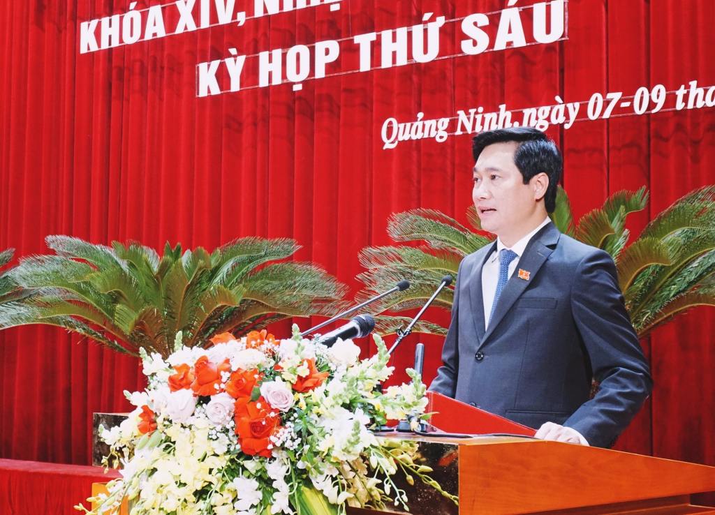 Đồng chí Nguyễn Tường Văn, Phó Bí thư Tỉnh ủy, Chủ tịch UBND tỉnh trình bày báo cáo tình hình kinh tế - xã hội và công tác chỉ đạo điều hành của UBND tỉnh năm 2021