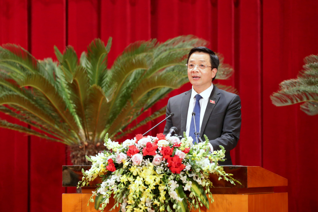 Đồng chí Nguyễn Văn Hồi, Chủ tịch UBMTTQ tỉnh trình bày tóm tắt Báo cáo kết quả công tác Mặt trận tham gia xây dựng chính quyền năm 2021 và những ý kiến, kiến nghị của cử tri.