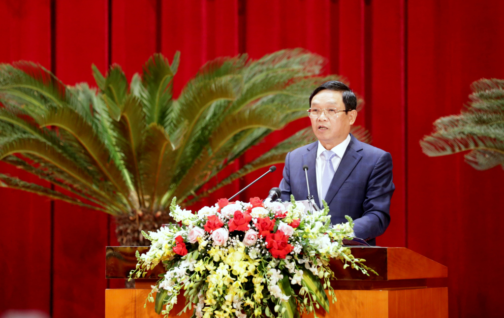 ông Lương Phúc Sơn, Viện trưởng Viện Kiểm sát Nhân dân tỉnh trình bày tóm tắt Báo cáo kết quả công tác năm 2021 của ngành Kiểm sát Quảng Ninh