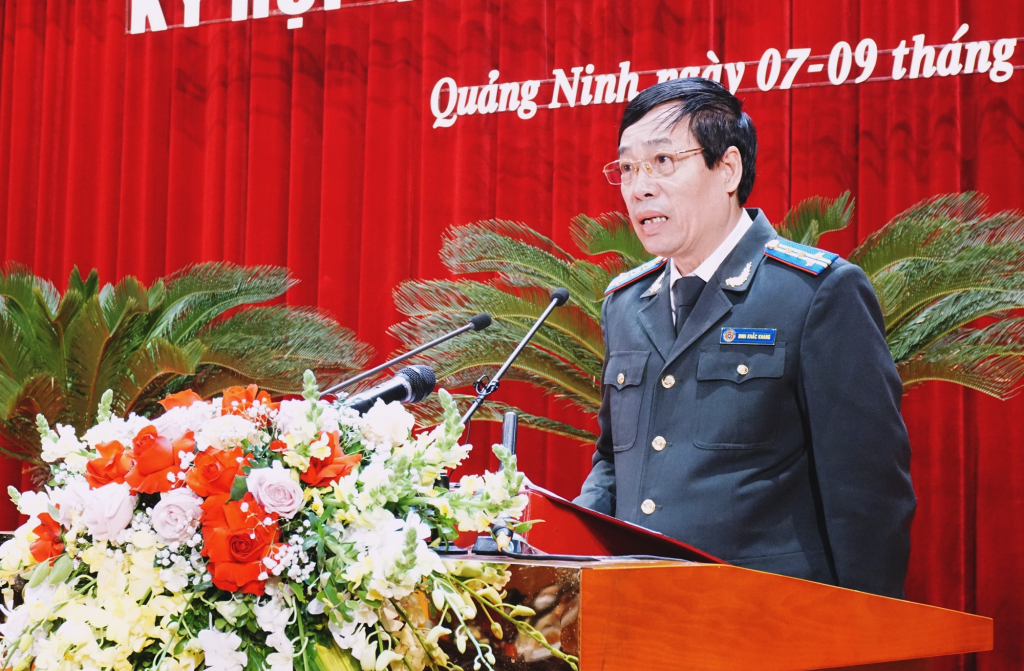 Đồng chí Đinh Khắc Khang, Cục trưởng Cục Thi hành án dân sự tỉnh trình bày báo cáo kết quả thực hiện nhiệm vụ công tác năm 2021 và phương hướng, nhiệm vụ năm 2022 của ngành thi hành án dân sự tỉnh.