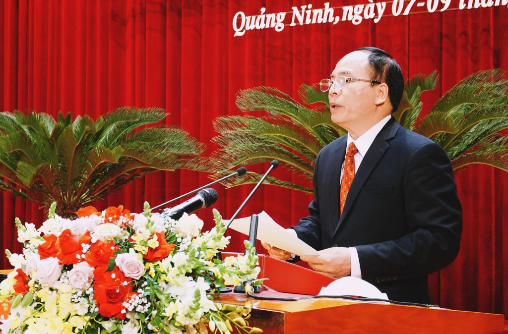 Đồng chí Trần Văn Lâm, Ủy viên UBND tỉnh, Giám đốc Sở Tài chính trình bày các tờ trình.