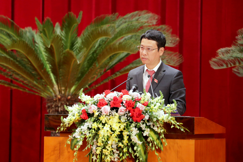 Đồng chí Nguyễn Hồng Dương, Ủy viên UBND tỉnh, Giám đốc sở Kế hoạch và Đầu tư trình bày tóm tắt các Tờ trình.