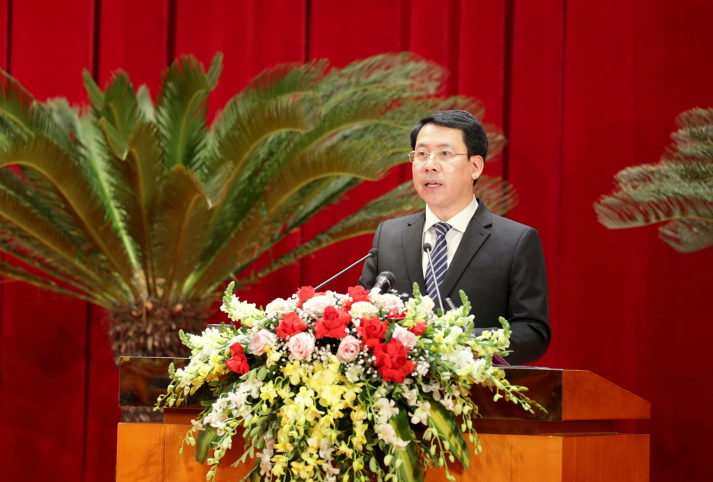 ông Trần Như Long, Ủy viên UBND tỉnh, Giám đốc sở Tài nguyên và Môi trường trình bày tóm tắt các Tờ trình