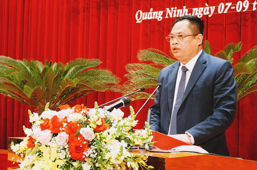 Đồng chí Phạm Ngọc Thủy, Ủy viên UBND tỉnh, Giám đốc sở Du lịch trình bày Tờ trình về việc ban hành một số giải pháp hỗ trợ kích cầu du lịch Quảng Ninh năm 2022.