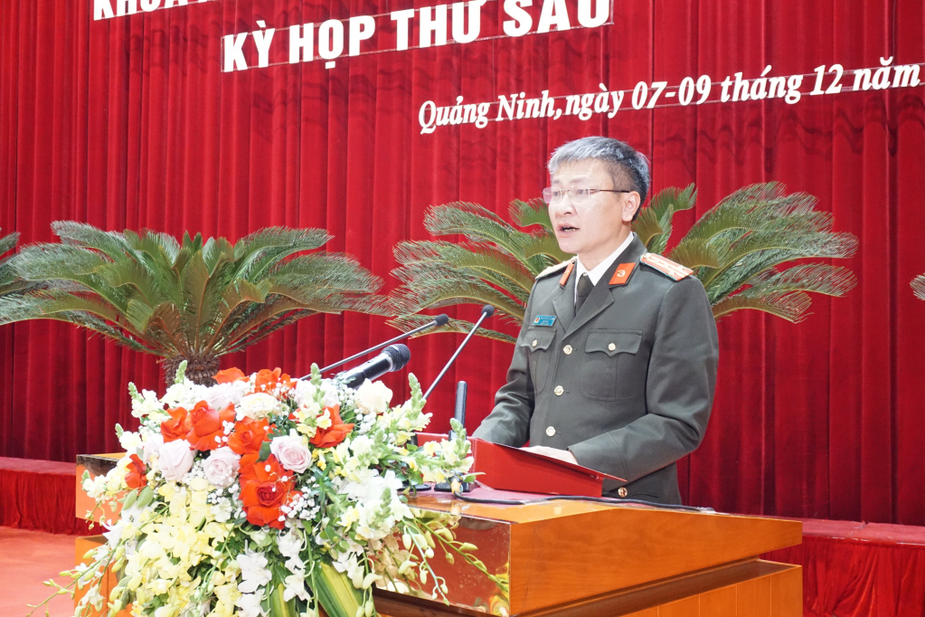 Đồng chí Nguyễn Ngọc Lâm, Ủy viên UBND tỉnh, Giám đốc Công an tỉnh bày các tờ trình.