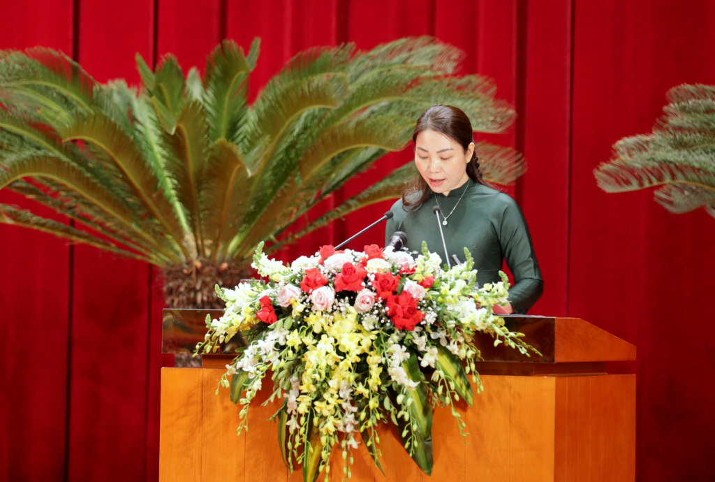 Đồng chí Nguyễn Thị Thúy, Ủy viên UBND tỉnh, Giám đốc sở Giáo dục và Đào tạo trình bày tóm tắt các Tờ trình lĩnh vực Giáo dục và Đào tạo.