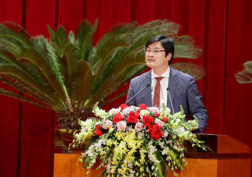 Đồng chí Nguyễn Trọng Diện, Ủy viên UBND tỉnh, Giám đốc sở Y tế trình bày tóm tắt Tờ trình về giá dịch vụ y tế.